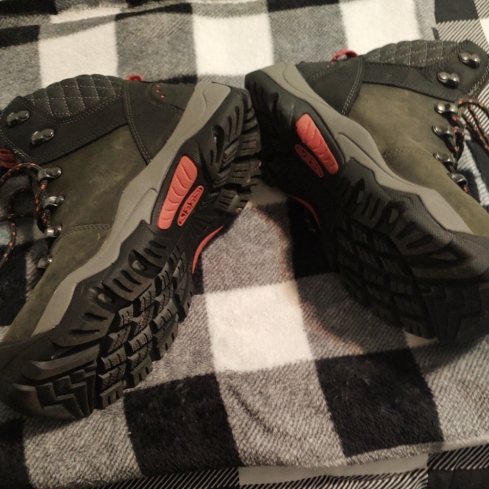 Keen women's 8.5 boots waterproof